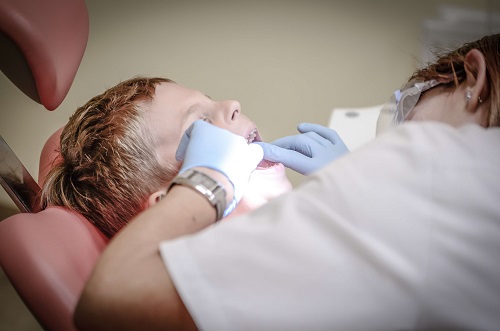 A picture of a child getting a dental procedure, picture by Pixabay